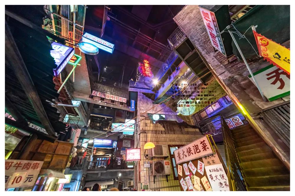 在爱马仕旁炸臭豆腐，他要把地摊做成千亿级大生意