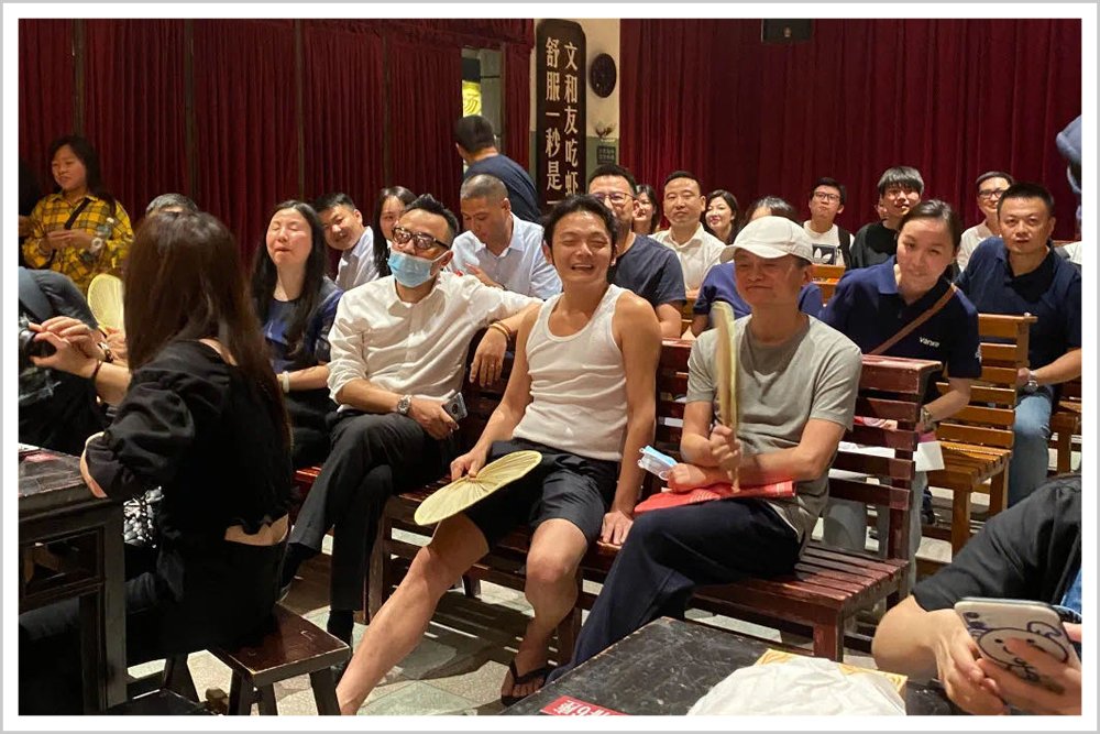 在爱马仕旁炸臭豆腐，他要把地摊做成千亿级大生意